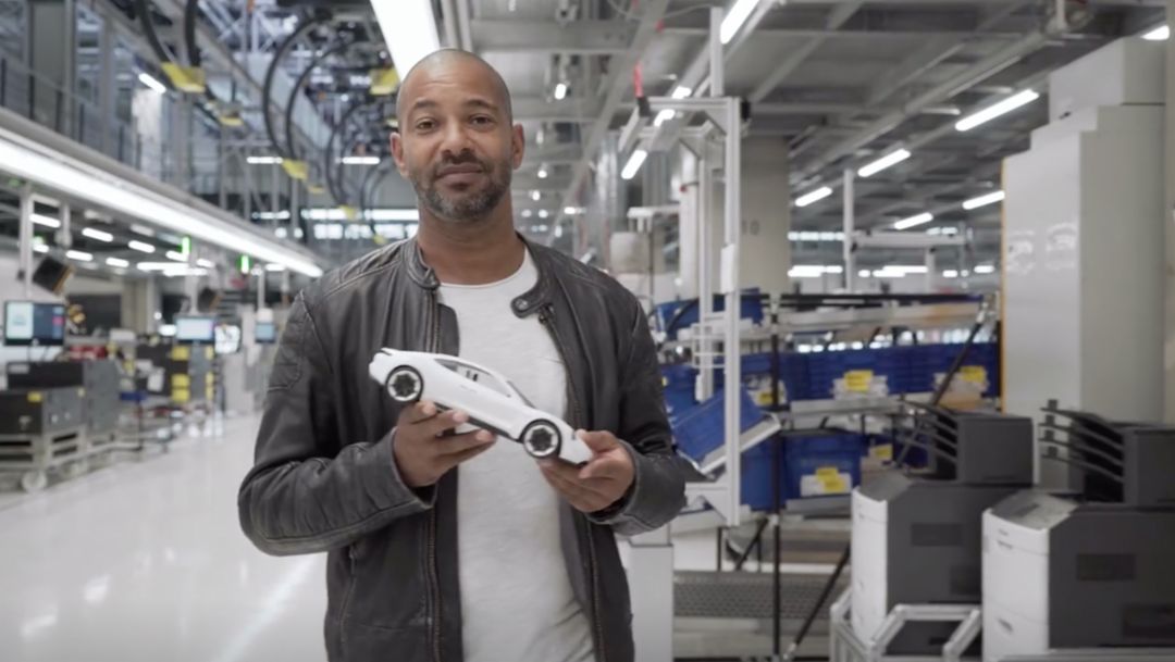 Tyron Ricketts präsentiert den ersten vollelektrischen Porsche