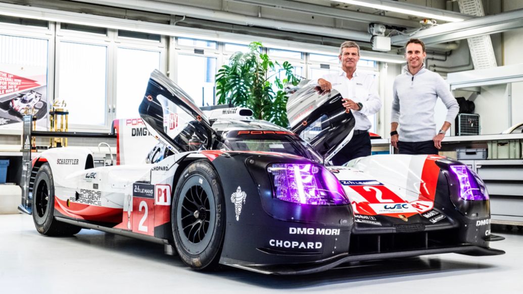 Fritz Enzinger, Vicepresidente de Porsche Motorsport, y Timo Bernhard (i-d), 919 Hybrid, 2021, Porsche AG
