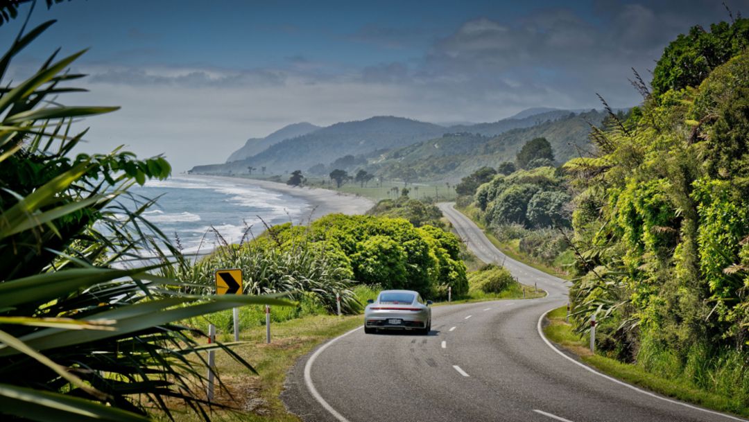 Neue Curves-Ausgabe: Mit dem Porsche 911 Carrera T durch Neuseeland